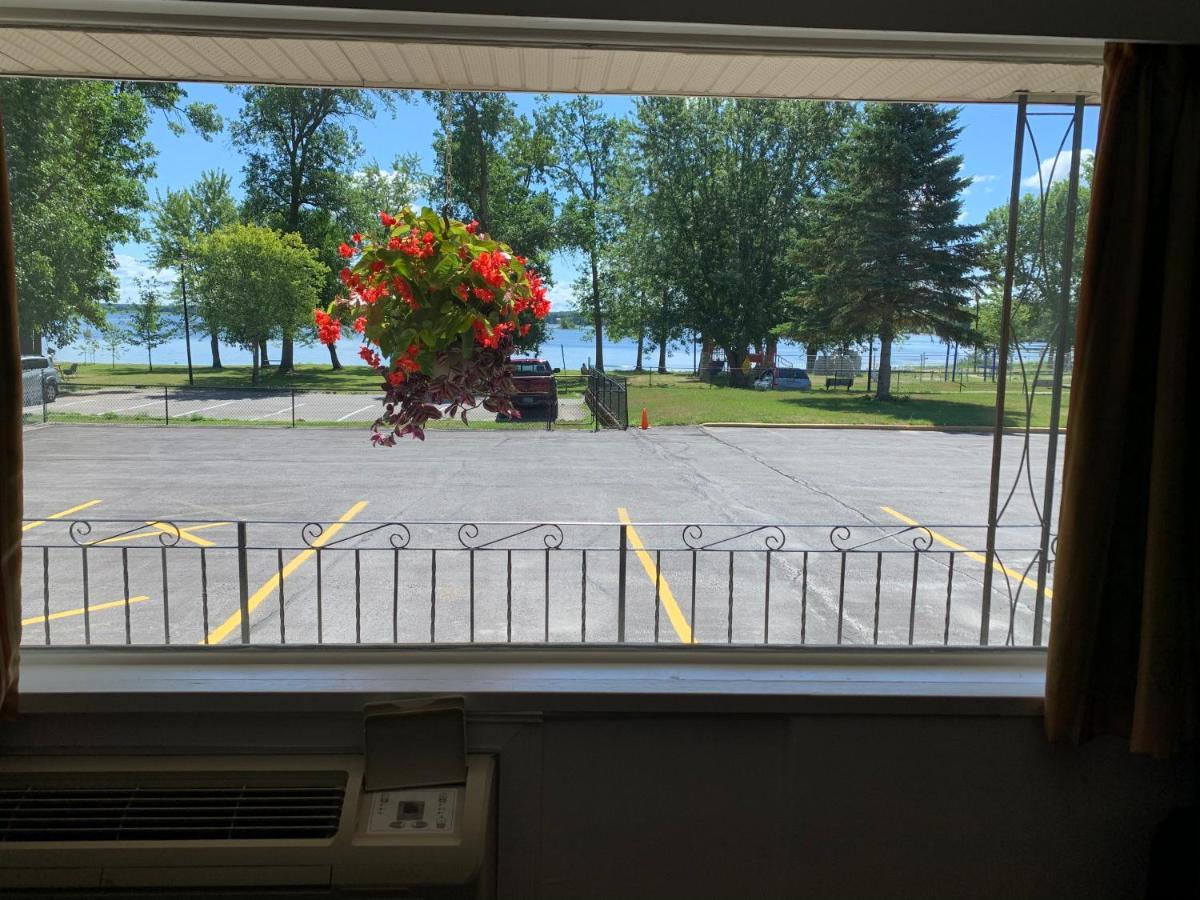 Park Place Motel & Suites Tweed Екстериор снимка