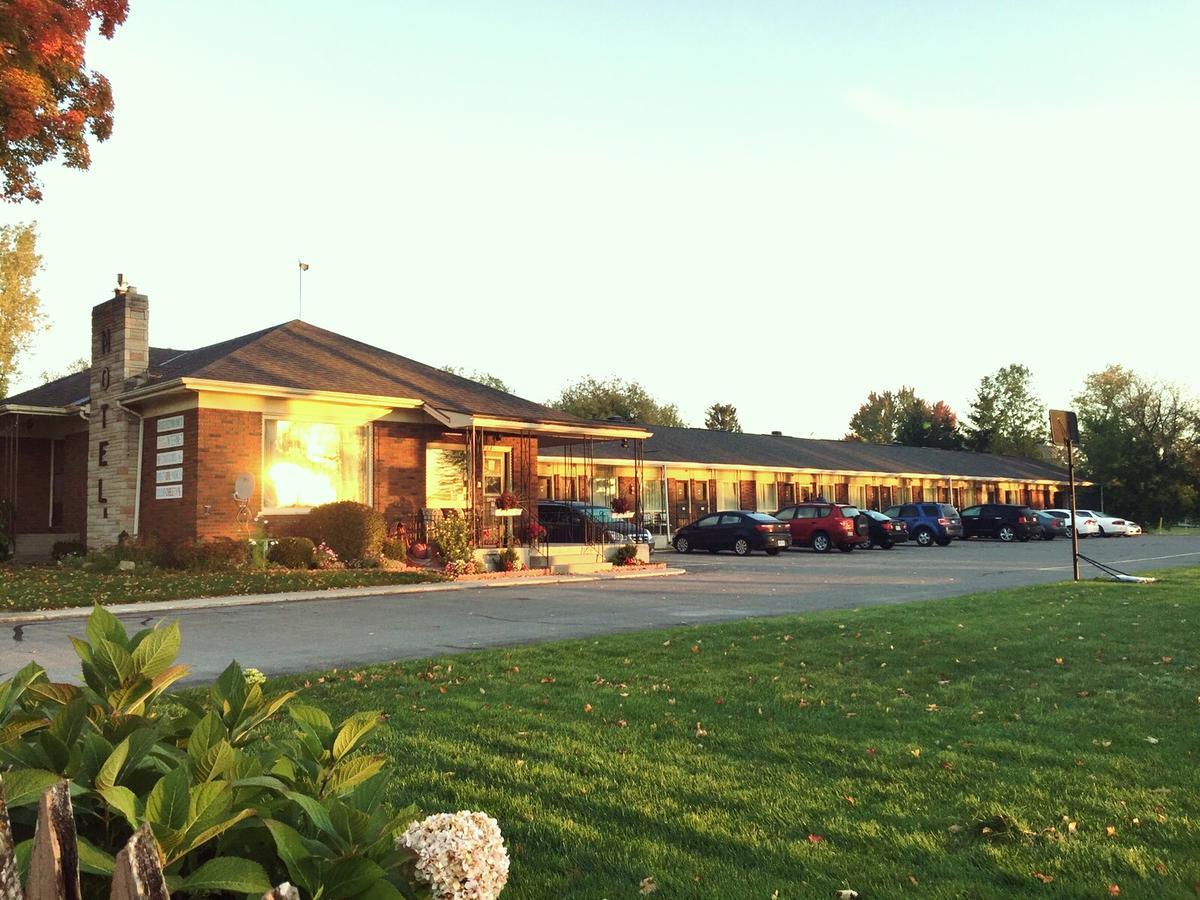 Park Place Motel & Suites Tweed Екстериор снимка