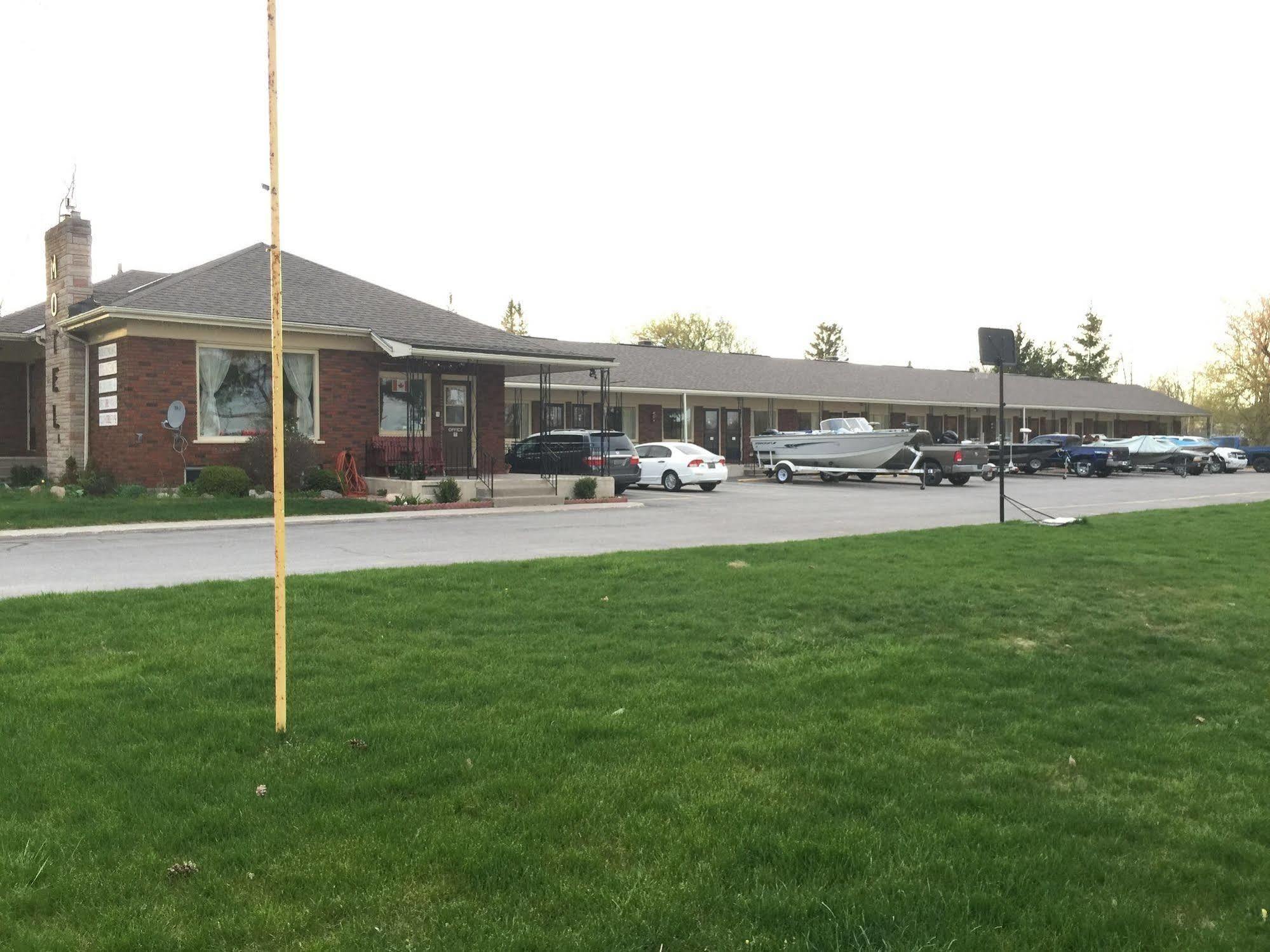 Park Place Motel & Suites Tweed Екстериор снимка